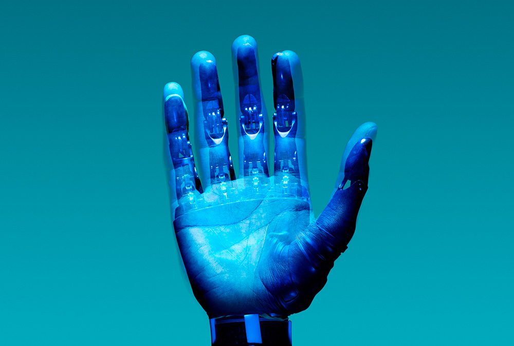 sovrapposizione mano umana e mano robotica