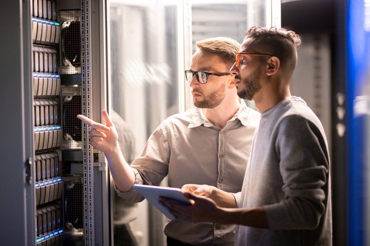 team-di-specialisti-che-gestiscono-il-server-di-rete