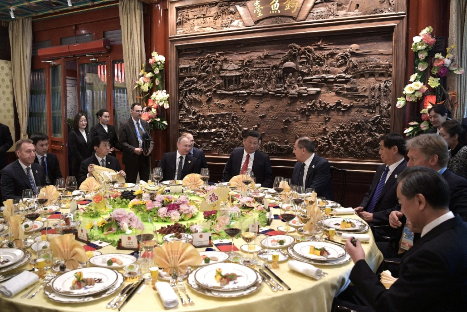 Guanxi e negoziazione nella cultura d’impresa cinese Cena istituzionale in Cina tra leader internazionali, esempio di guanxi e negoziazione nella cultura d’impresa cinese.