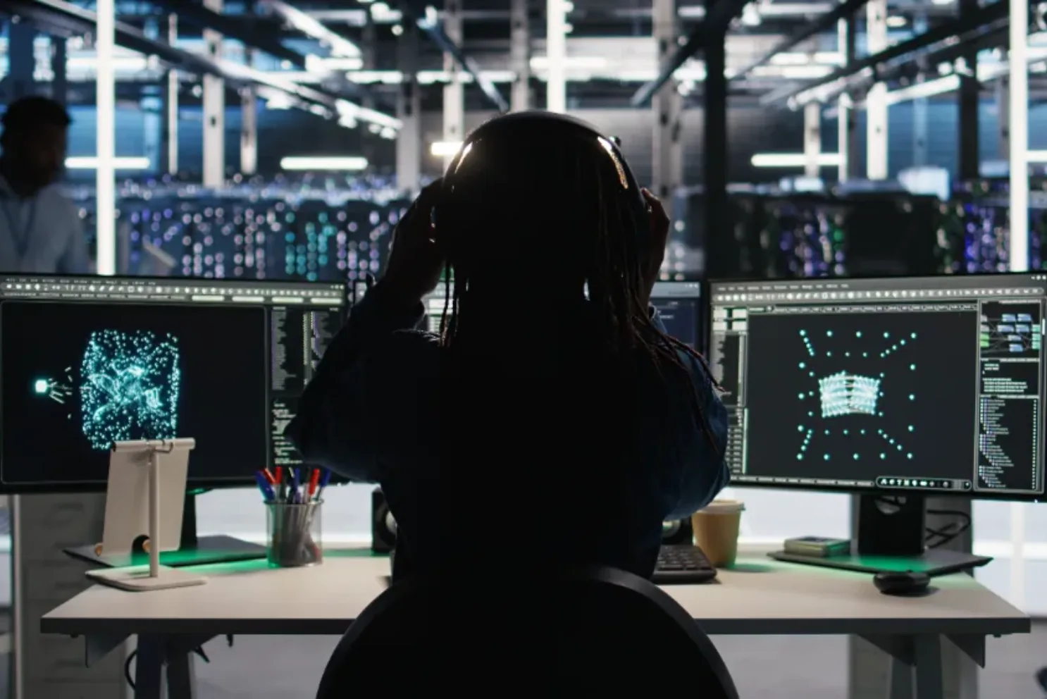 Persona che si occupa di cybersecurity in un ufficio industriale
